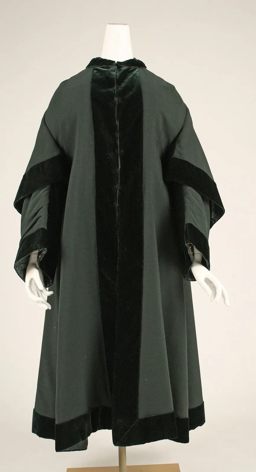 Cape Sherwood : Cape vert bouteille, plastron de velours.