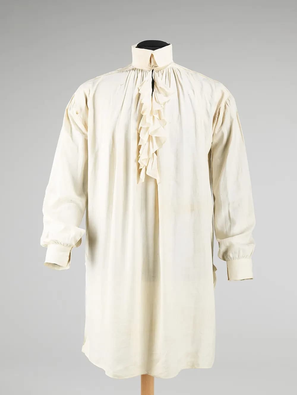 Chemise Corsaire : Chemise blanche à jabot, manches amples.