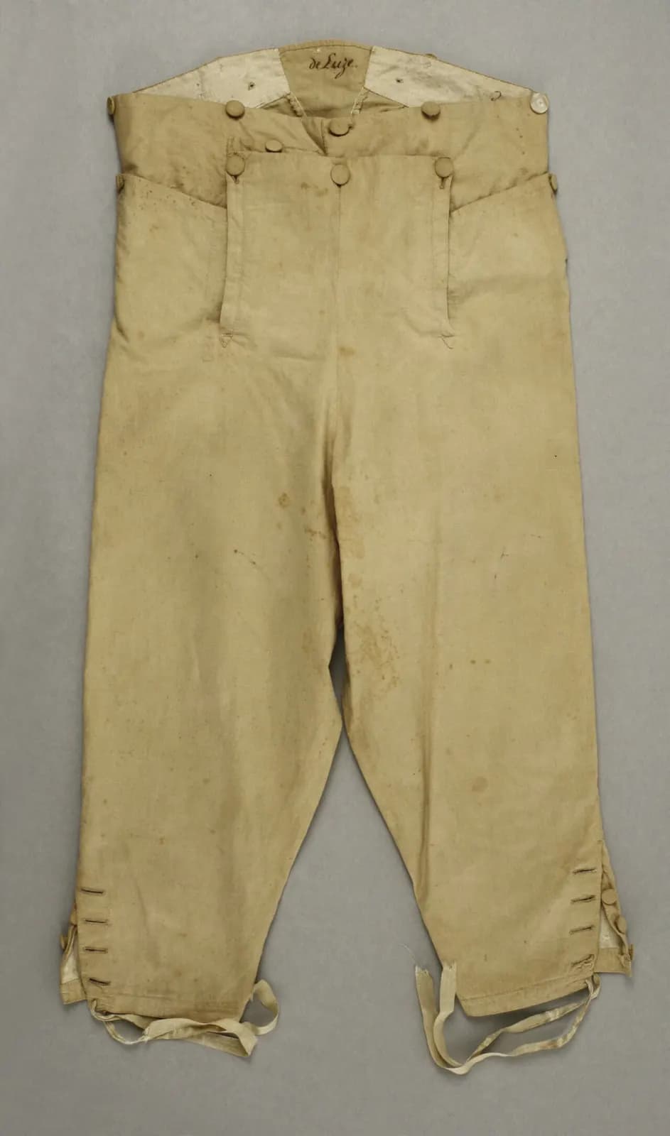 Culotte Directoire : Culotte écrue, pont boutonné.