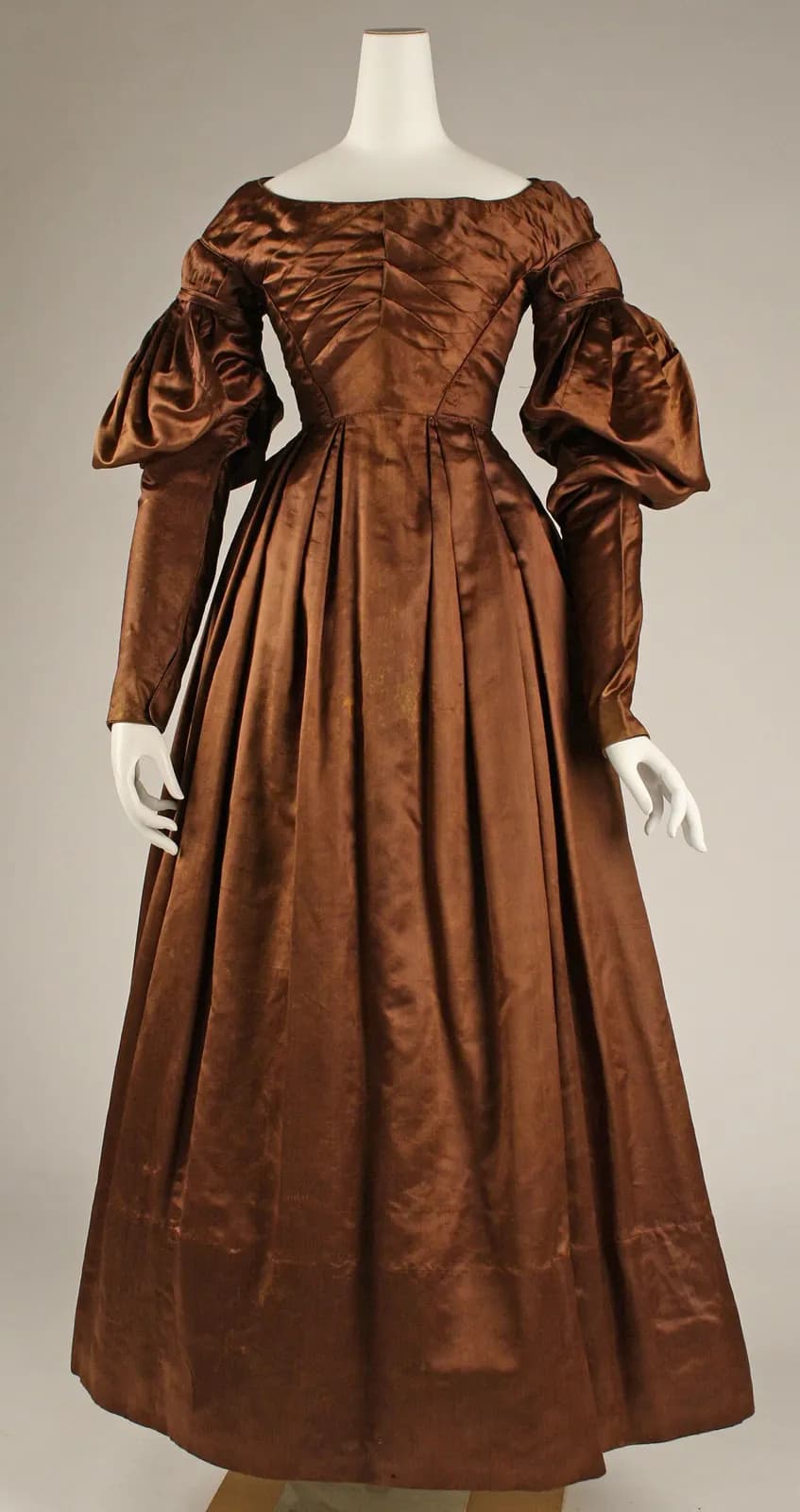 Robe Barricade : Robe de satin cuivre, manches gigot.