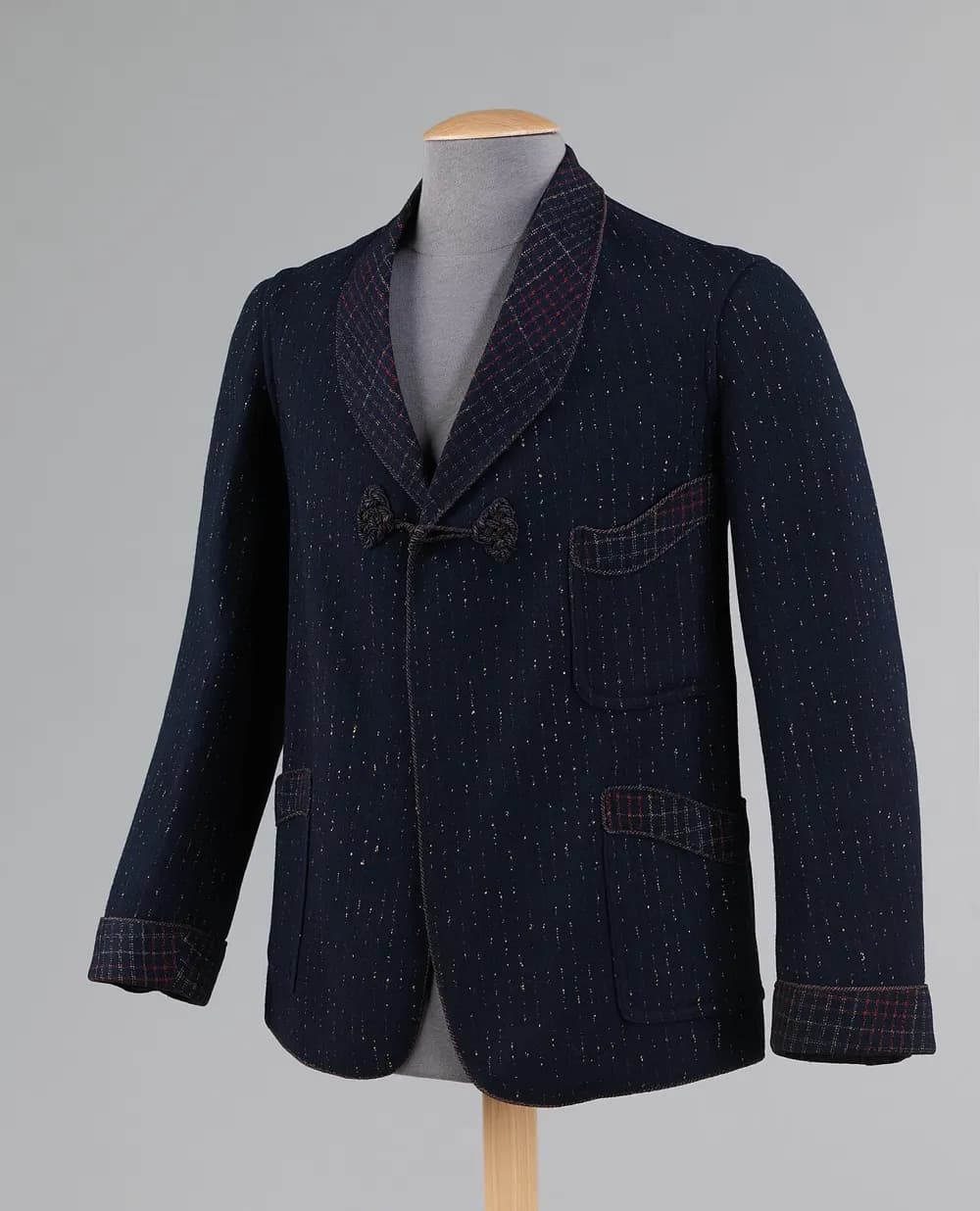 Smoking Minuit : Veste d’intérieur bleu nuit, brandebourgs.